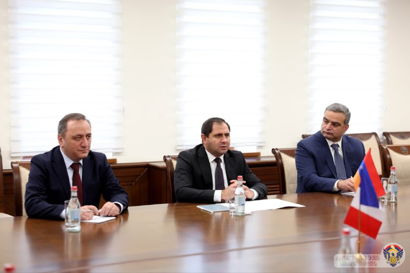 Сурен Папикян принял посла Франции в Армении Оливье Декотиньи в связи с завершением миссии
