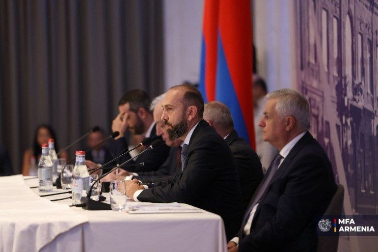 Глава МИД Арарат Мирзоян открыл семинар дипломатов в Гюмри