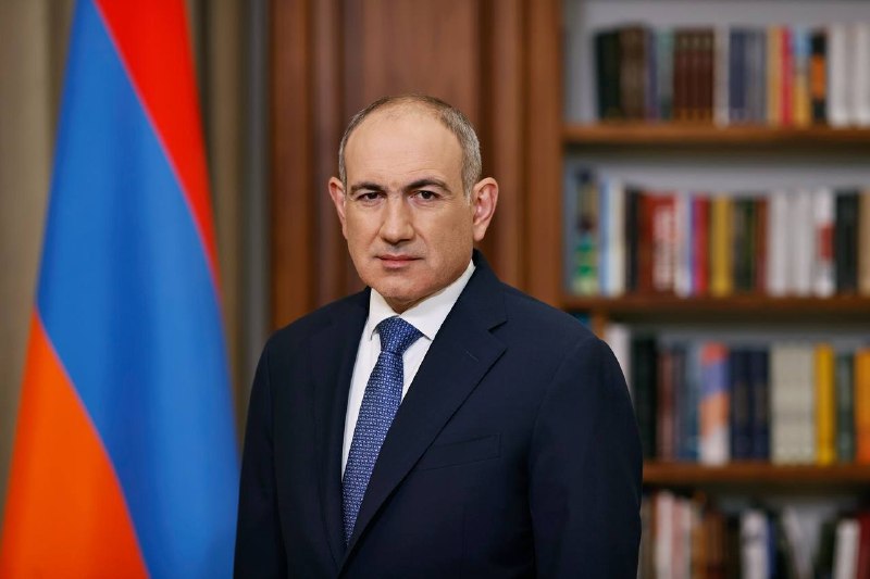 Никол Пашинян выступает с поздравлением в День Конституции, Армения, Гюмри