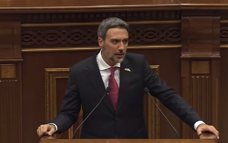 В парламенте Армении заметили легендарного героя вестернов «Арменфильма»