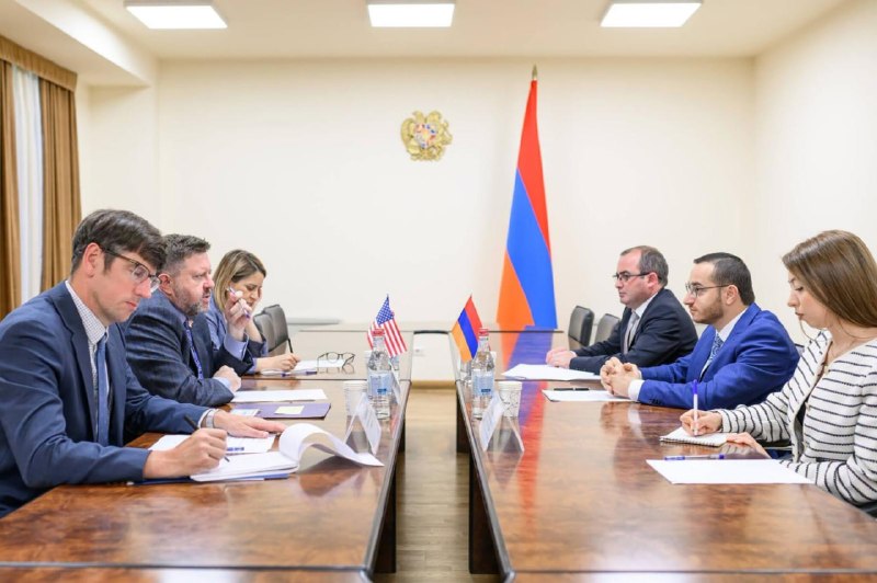 Мхитар Айрапетян и Дэвид Аллен на встрече в Гюмри