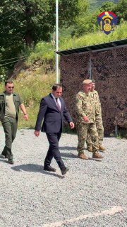 Министр обороны Сурен Папикян беседует с военнослужащими на полигоне в Ширакской области