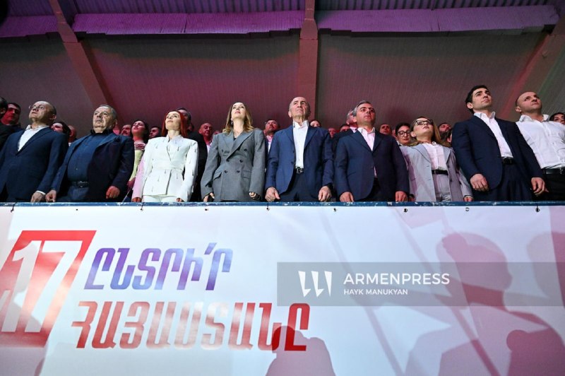 Заседание парламента Армении, здание Национального собрания в Ереване