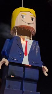 В Мешхеде на траурной церемонии сожгли чучело Трампа в стиле LEGO