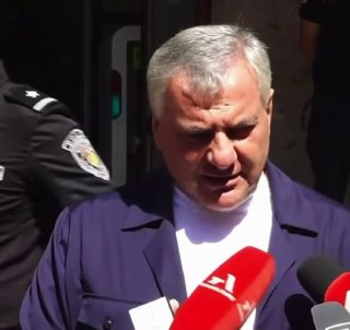 Фото Самвела Карапетена на фоне выборов в Гюмри