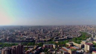Здание правительства Армении в Ереване, флаги, выборы в Гюмри