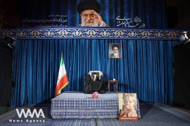 Никол Пашинян на фоне флагов Армении и Ирана, церемония прощания в Тегеране