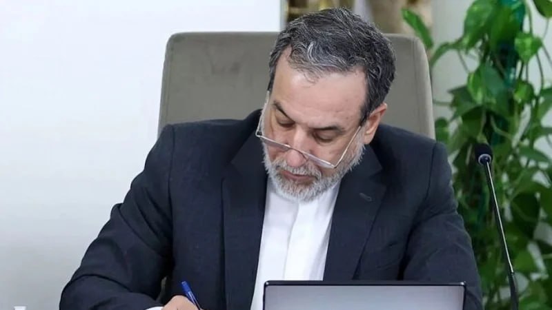 Министр иностранных дел Ирана Аббас Аракчи выступает с заявлением, касающимся комментариев американского чиновника.