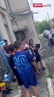 Дети облили водой марзпета Ширака в Гюмри