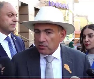 Никол Пашинян выступает на пресс-конференции, Гюмри